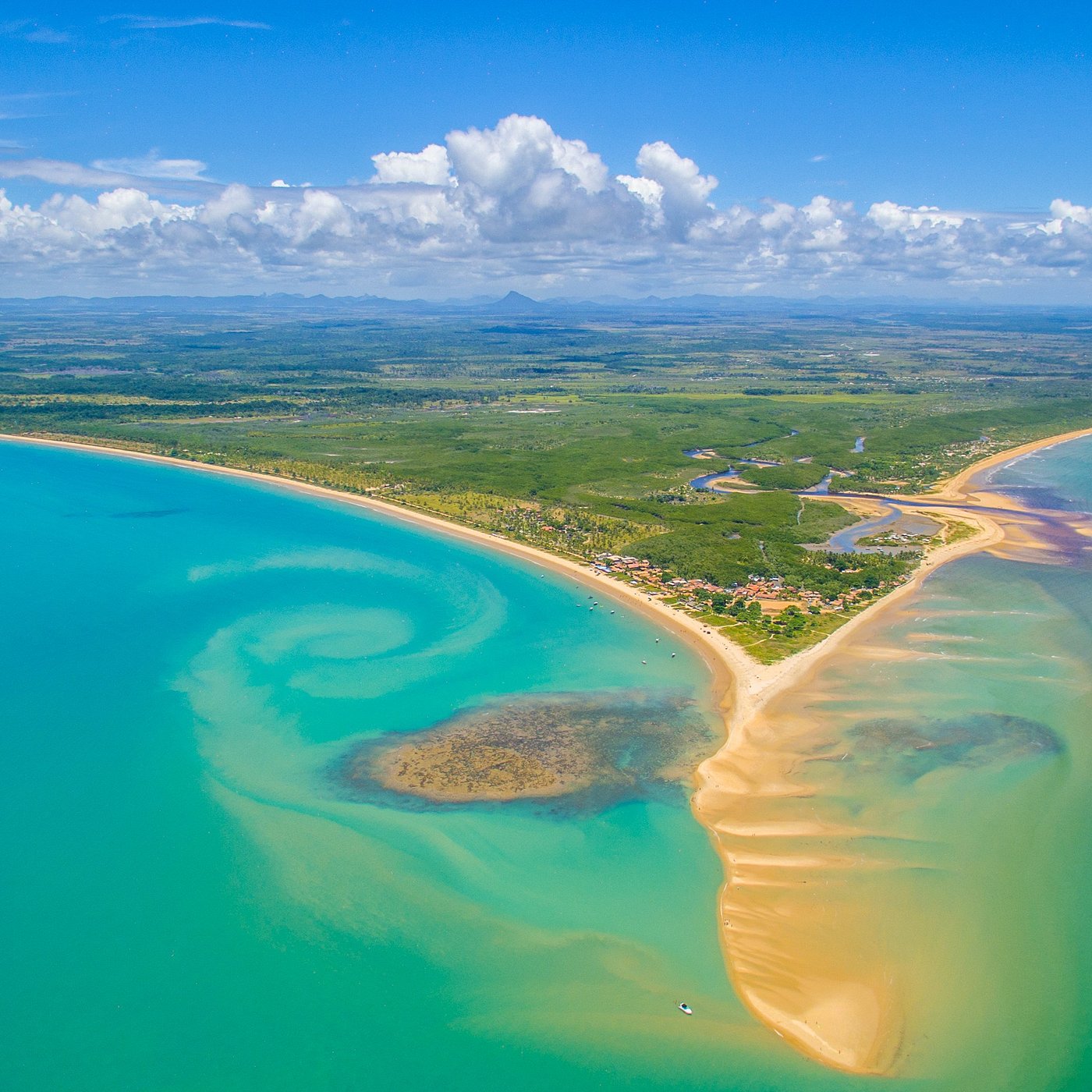 Espetacular encontro das águas azuis do mar com o rio em Alcobaça