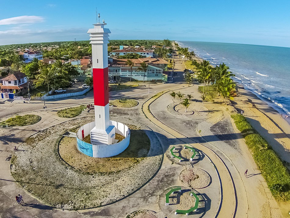 Vista aérea da Praia do Farol em Alcobaça com seu icônico farol